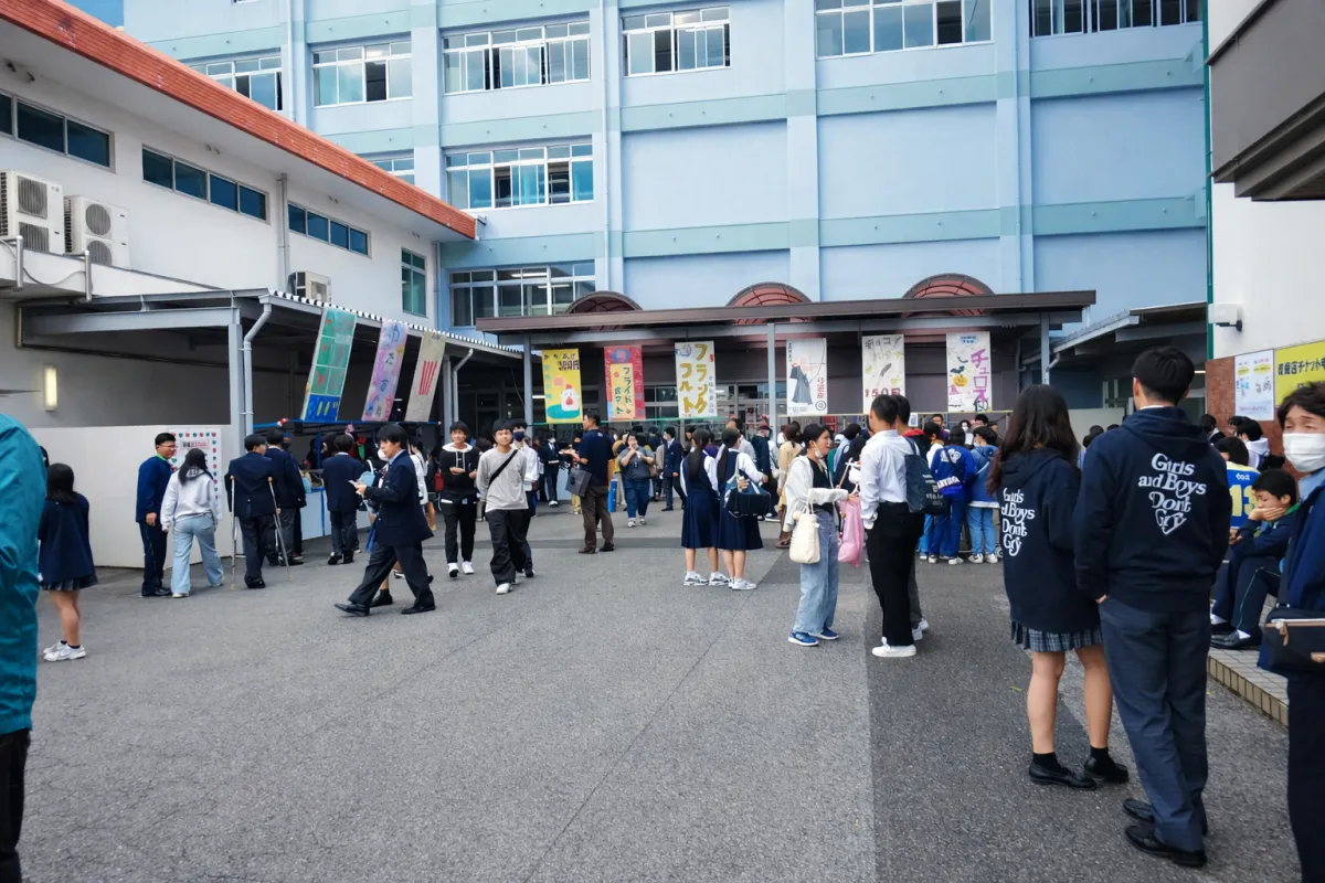 学園祭でにぎわう校庭