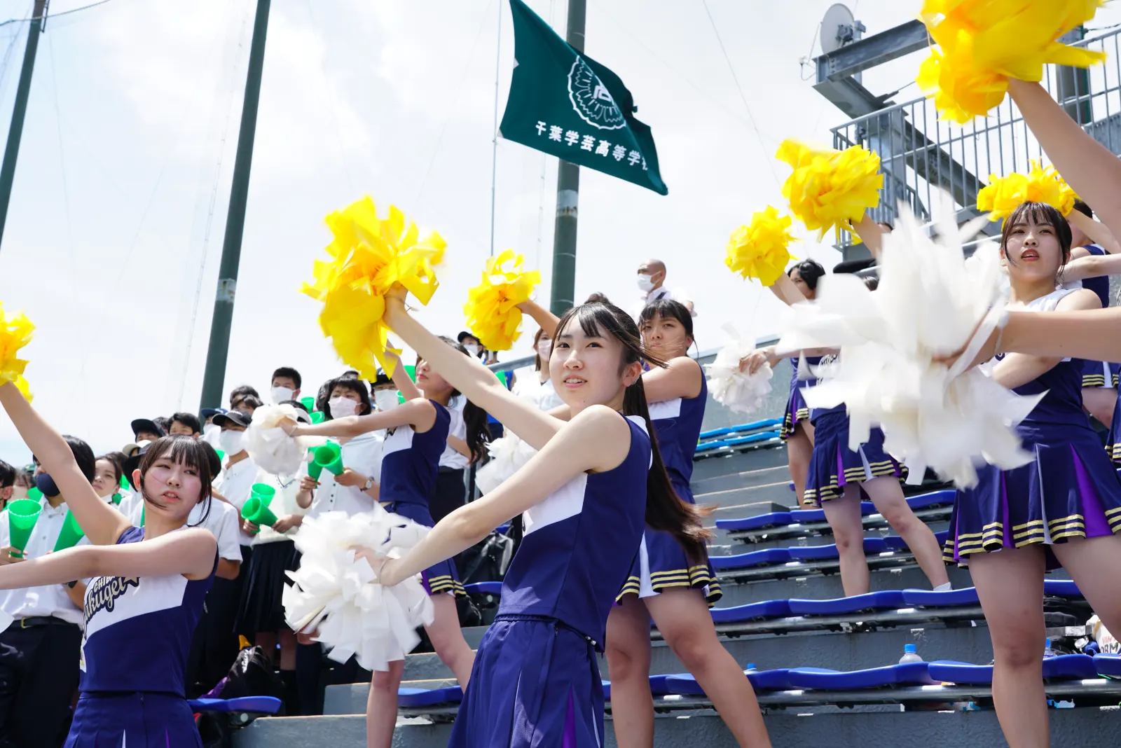 野球部の試合を全校で応援するようす