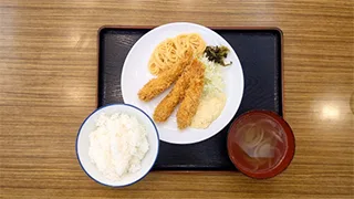 学生食堂のメニュー エビフライ定食