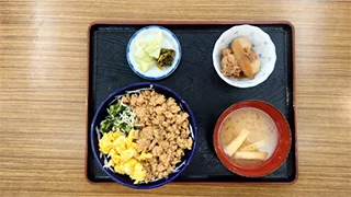 学生食堂のメニュー そぼろ丼
