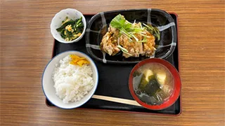 学生食堂のメニュー 油淋鶏定食