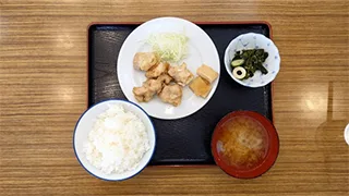 学生食堂のメニュー 塩から揚げ定食