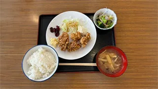 学生食堂のメニュー から揚げ定食