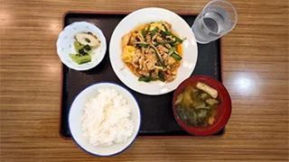 学生食堂のメニュー 豚キムチ定食