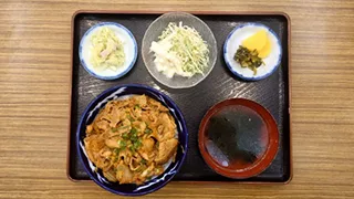 学生食堂のメニュー 豚キムチ丼定食