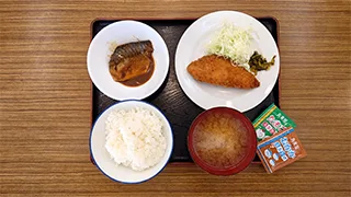 学生食堂のメニュー 鯖の味噌煮とサーモンフライ定食