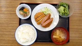 学生食堂のメニュー ミックスフライ（豚・ハム）定食