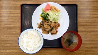 学生食堂のメニュー やきにく定食
