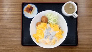学生食堂のメニュー オムライス
