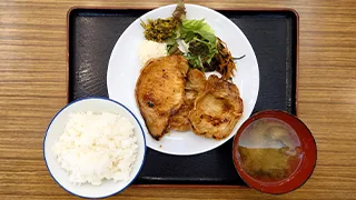 学生食堂のメニュー 豚の味噌漬け焼き定食