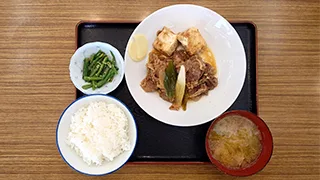 学生食堂のメニュー 肉豆腐定食