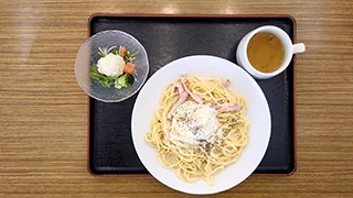 学生食堂のメニュー カルボナーラ